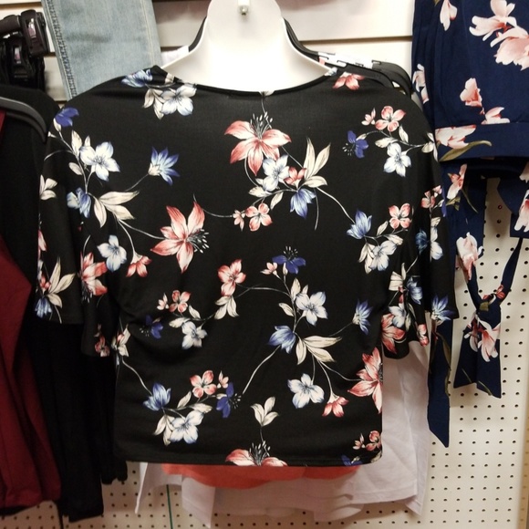 ! Plus Size Black Floral Crop - Picture 2 of 6